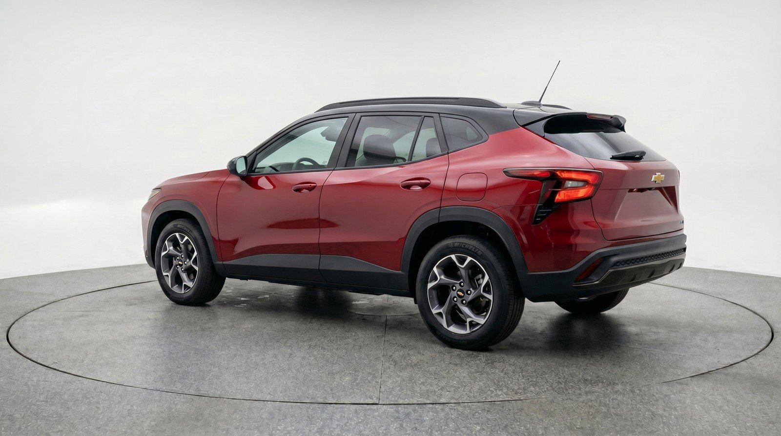 Used 2025 Chevrolet Trax LT FWD image 6