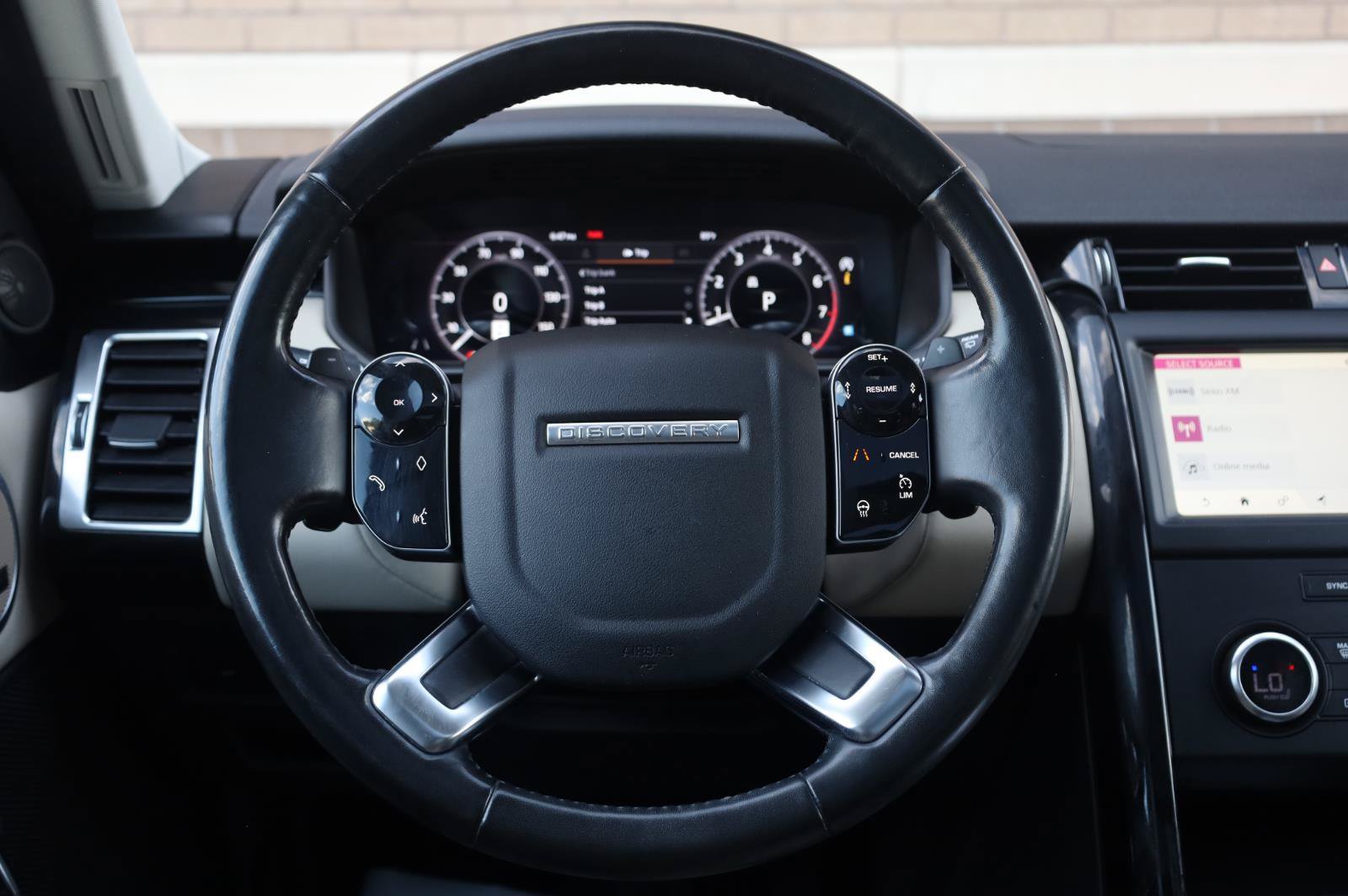 Used 2019 Land Rover Discovery SE AWD/4WD image 38