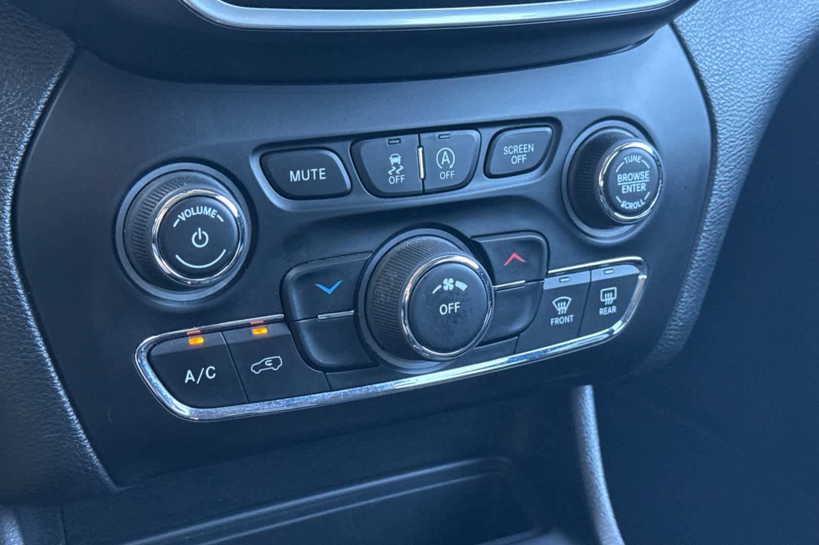 Used 2021 Jeep Cherokee Latitude FWD image 21