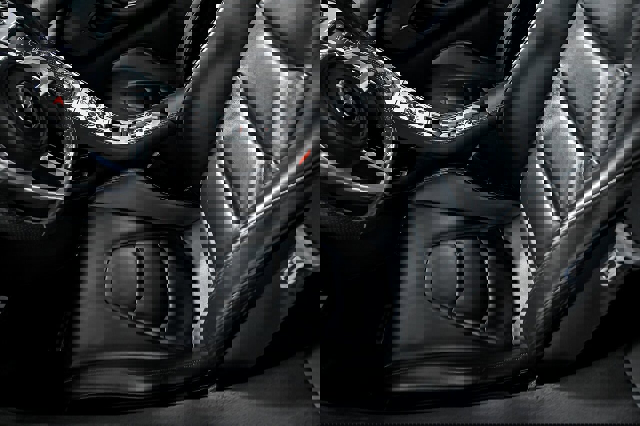 Used 2015 McLaren 650S Spider image 19