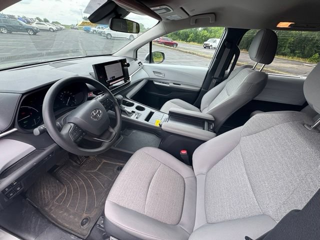Used 2025 Toyota Sienna LE AWD/4WD image 12
