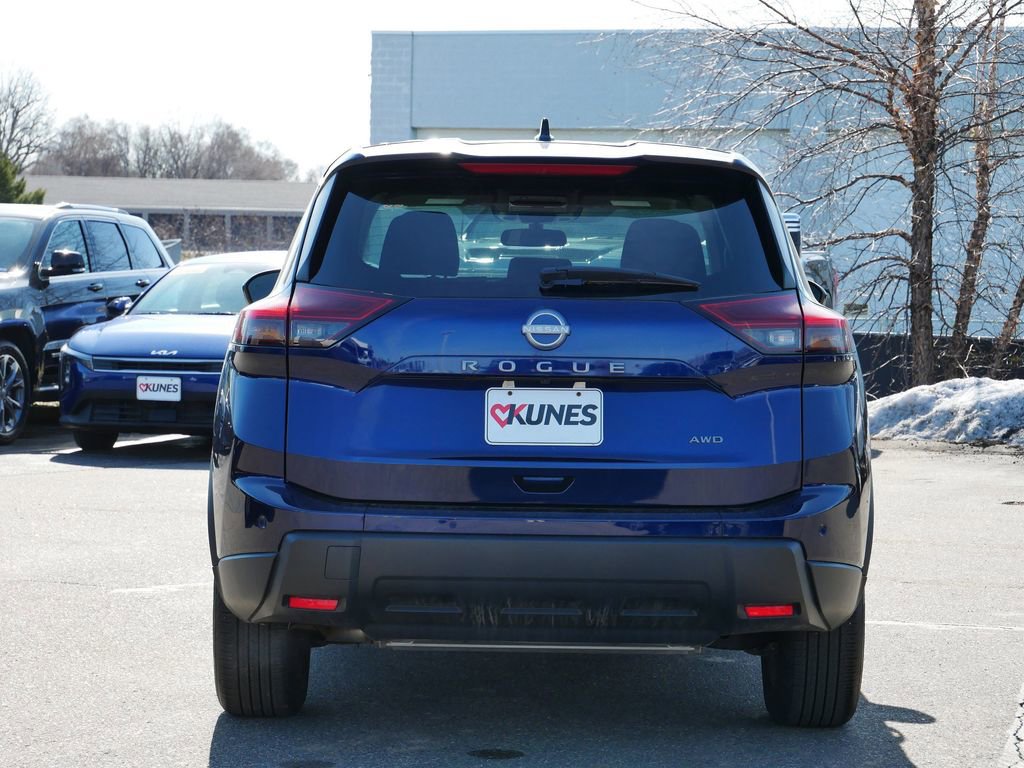 Used 2025 Nissan Rogue SV AWD/4WD image 9