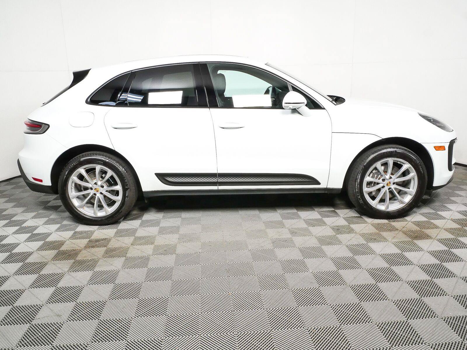 Certified 2025 Porsche Macan Turbo AWD/4WD image 29