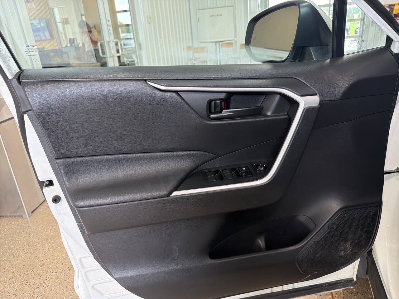 Used 2021 Toyota RAV4 LE FWD image 19