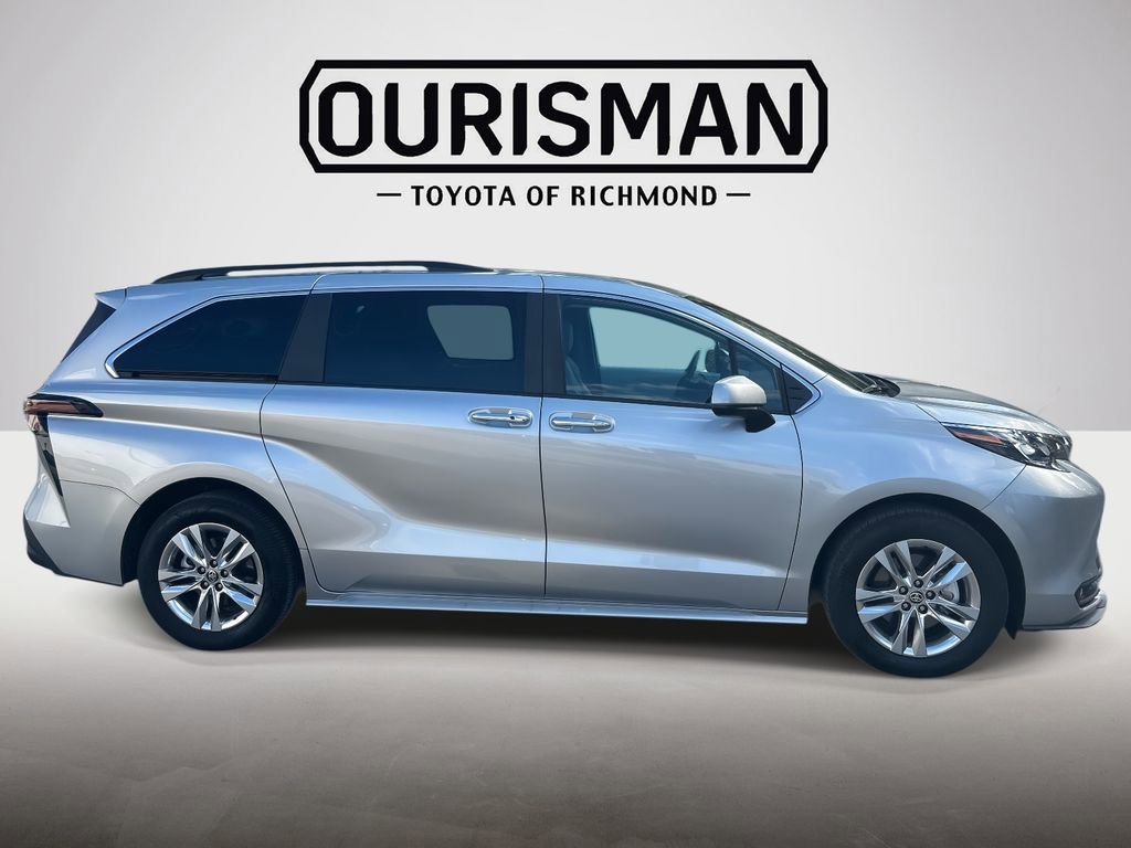 Used 2025 Toyota Sienna XLE w/ XLE Plus Package image 2