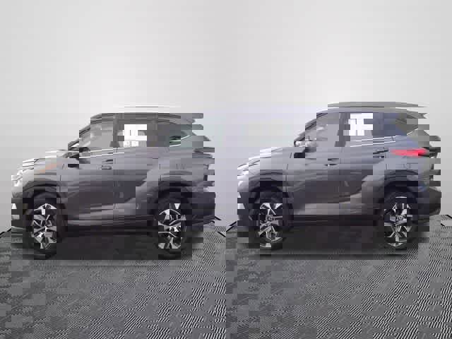 Used 2023 Toyota Highlander XLE image 2