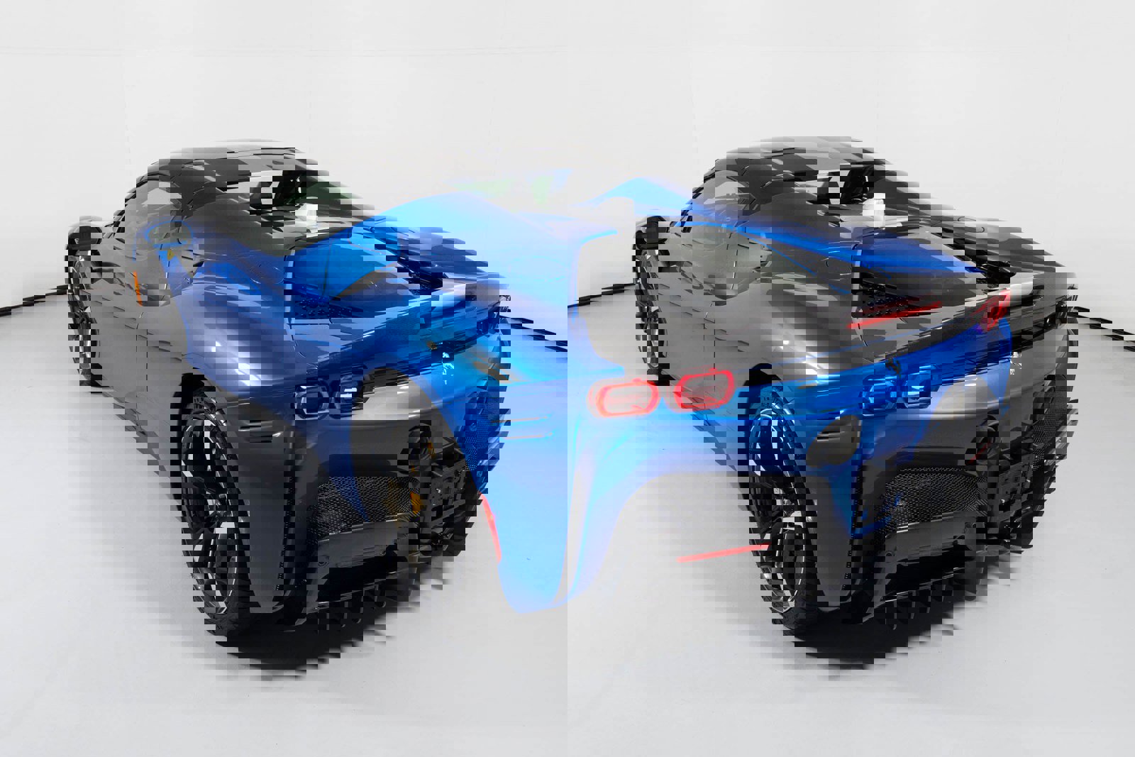 Used 2022 Ferrari SF90 Spider image 12