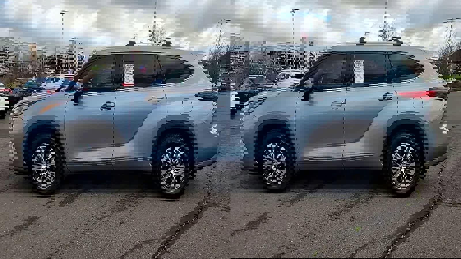 Used 2022 Toyota Highlander XLE image 5