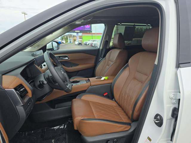 Used 2024 Nissan Rogue Platinum w/ Platinum Premium Package FWD image 3