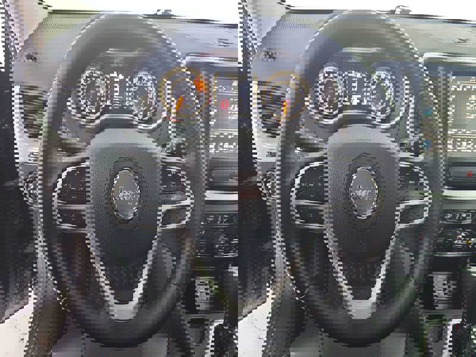 Used 2018 Jeep Cherokee Latitude Plus w/ Comfort/Convenience Group image 22