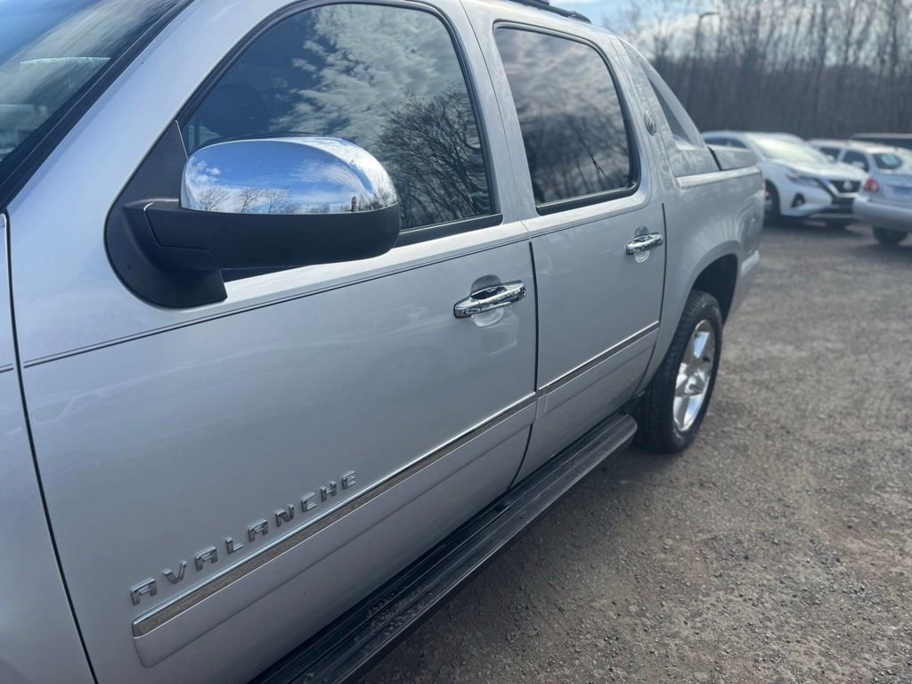 Used 2013 Chevrolet Avalanche LTZ image 11