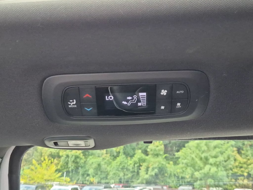 Used 2025 Chrysler Pacifica Limited FWD image 25