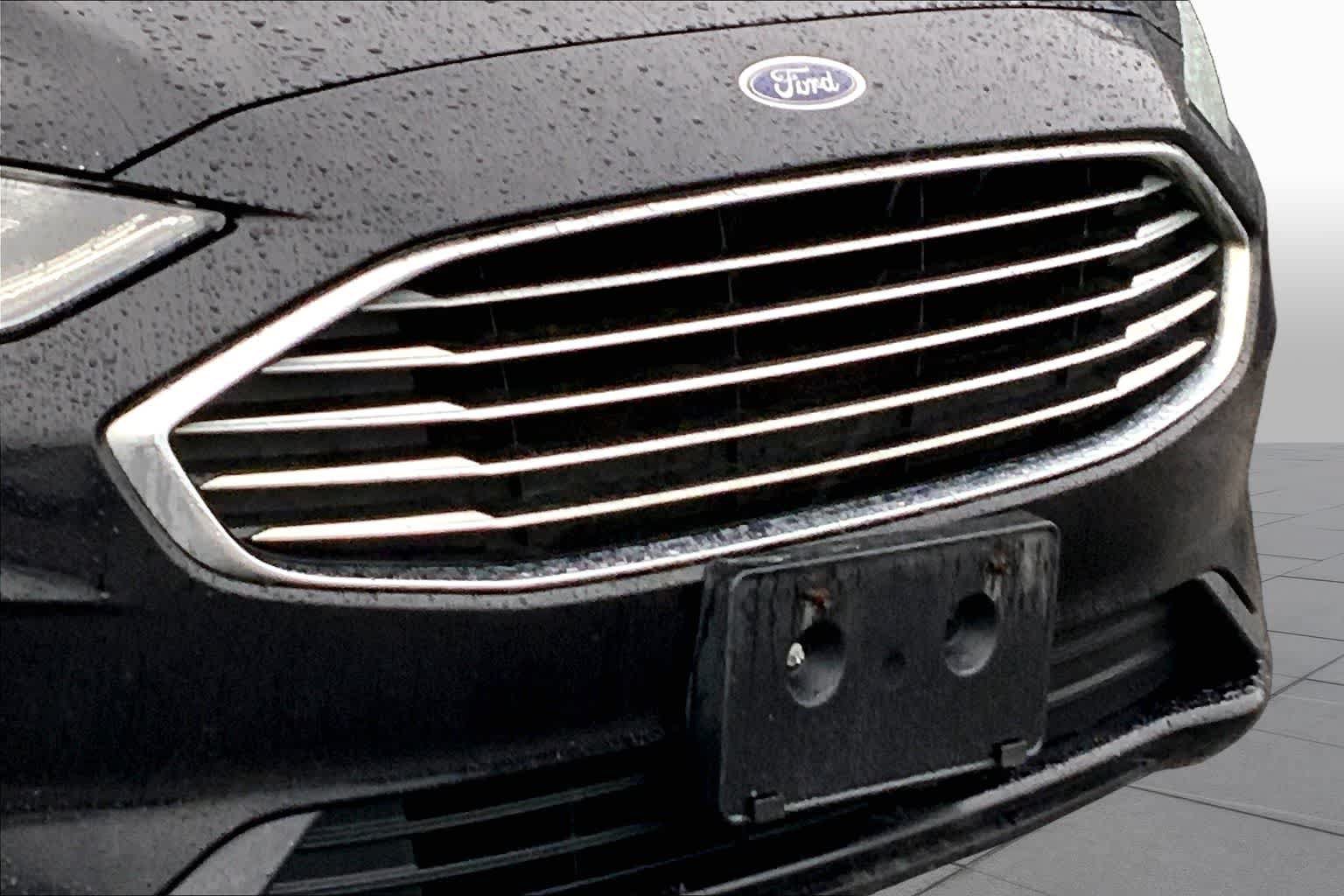 Used 2020 Ford Fusion SE FWD image 25