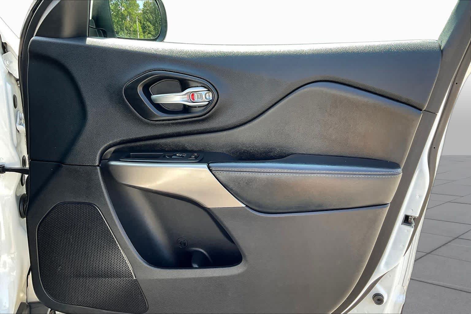 Used 2020 Jeep Cherokee Limited AWD/4WD image 21