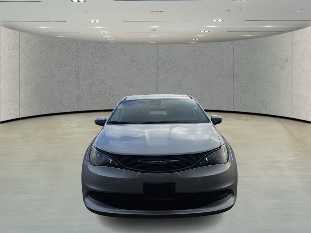 Used 2023 Chrysler Voyager LX image 2