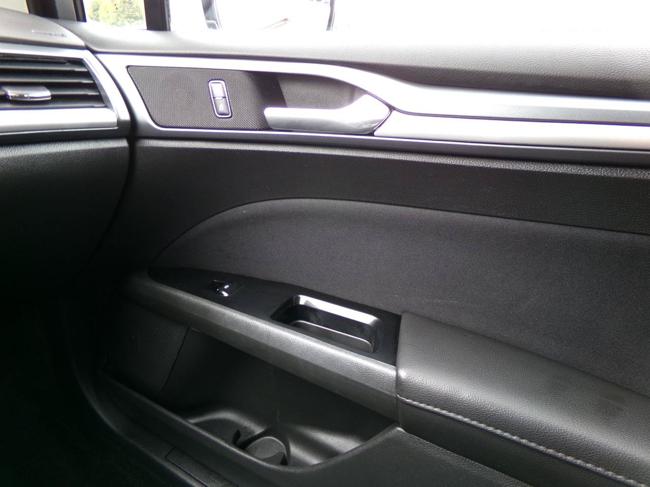 Used 2014 Ford Fusion SE FWD image 25