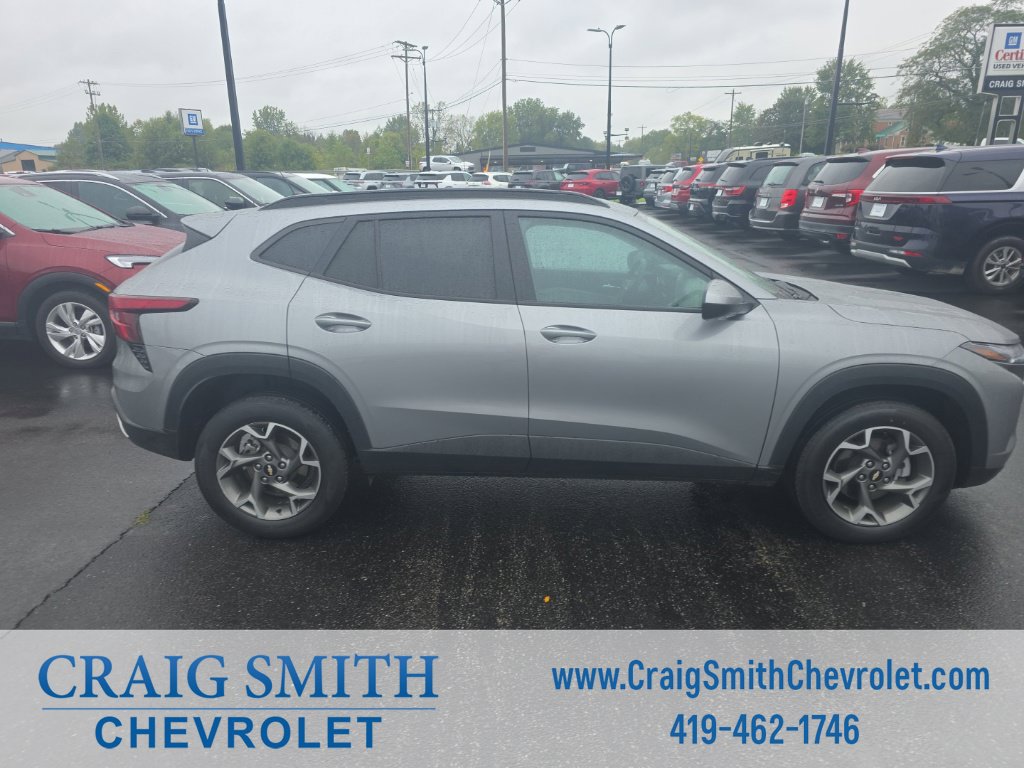 Used 2025 Chevrolet Trax LT FWD image 7