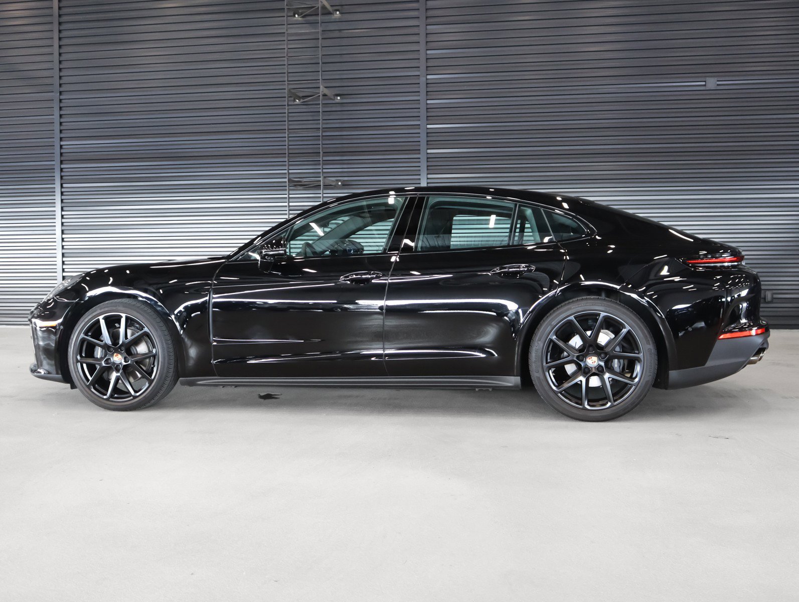 Certified 2025 Porsche Panamera 4 image 2