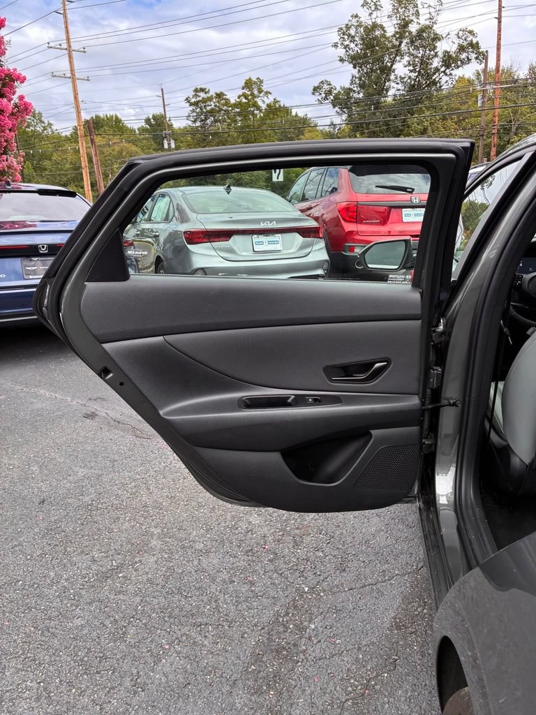 Used 2025 Hyundai Elantra Limited FWD image 22