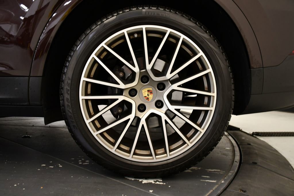 Used 2023 Porsche Cayenne Platinum Edition image 18