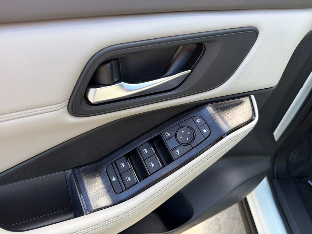 Used 2023 Nissan Rogue SV w/ SV Premium B Package image 20