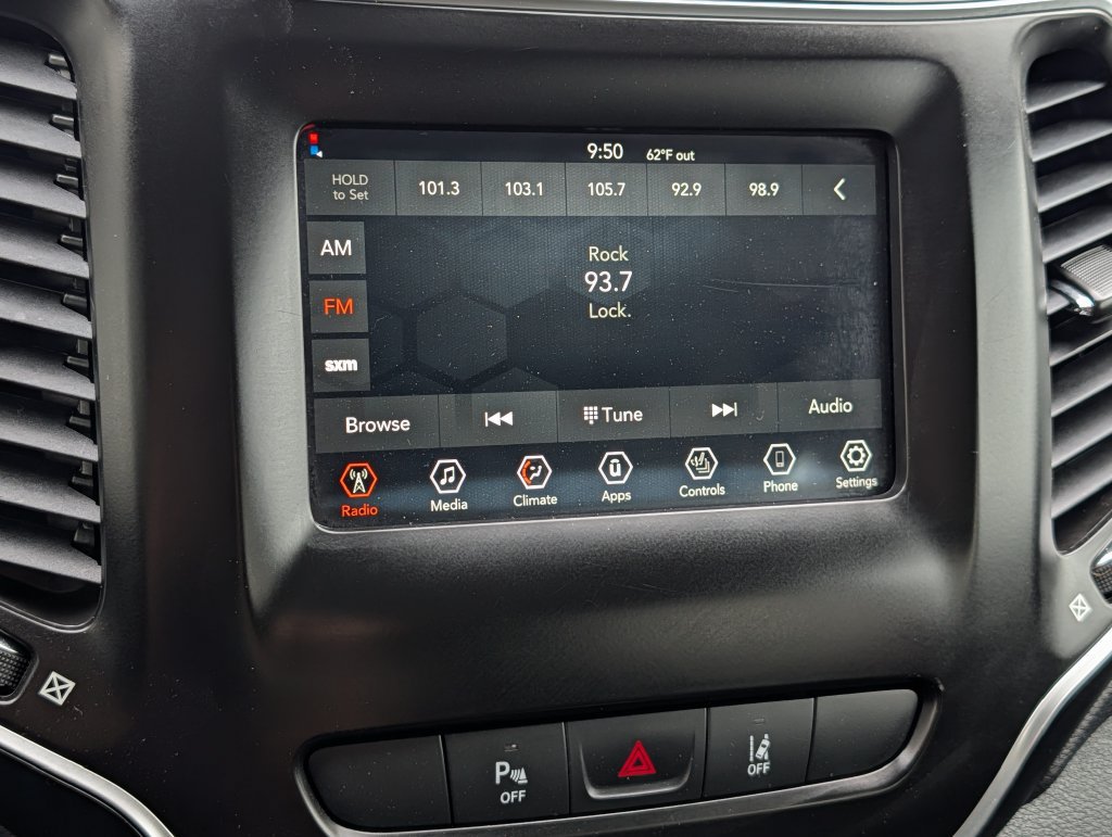 Used 2021 Jeep Cherokee Latitude Plus AWD/4WD image 22