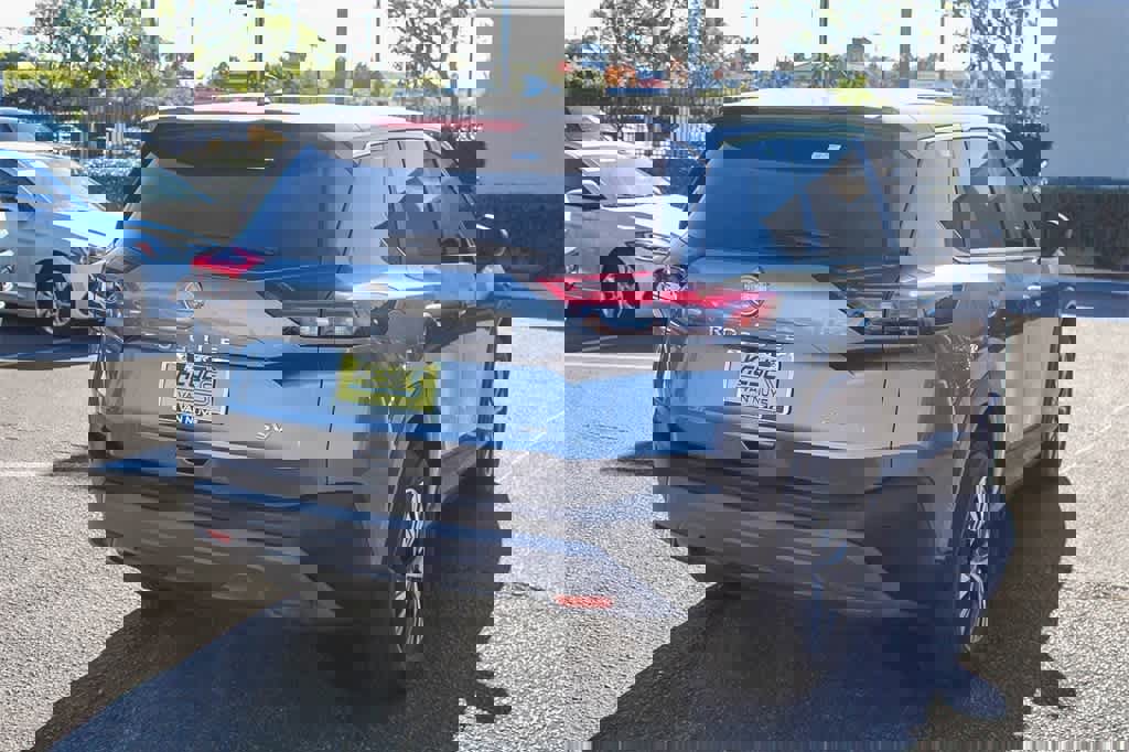 Used 2023 Nissan Rogue SV image 4