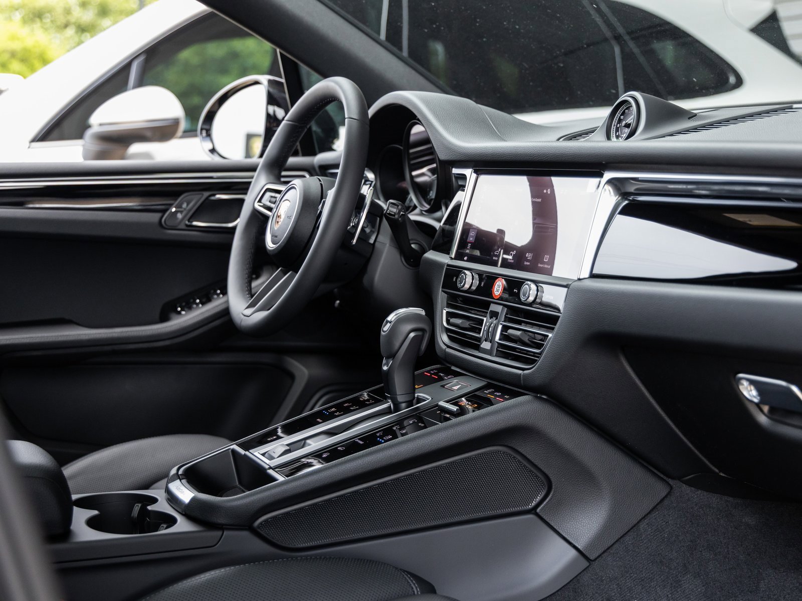 Used 2025 Porsche Macan image 44