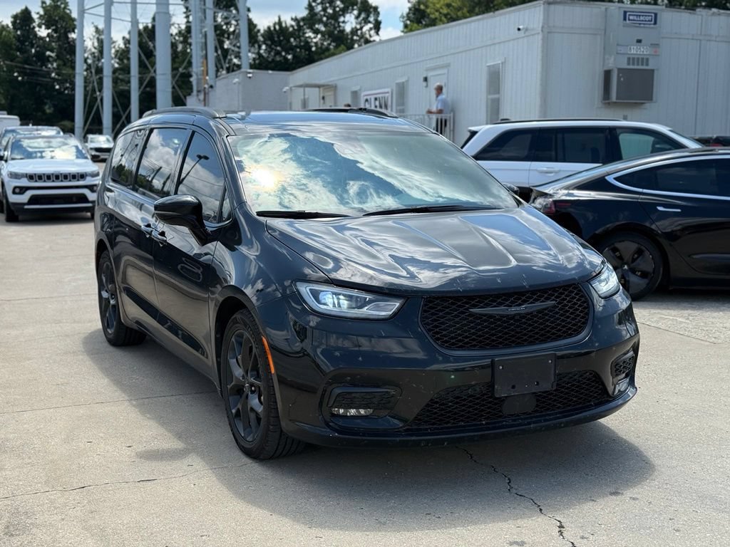 Used 2025 Chrysler Pacifica Limited FWD image 4