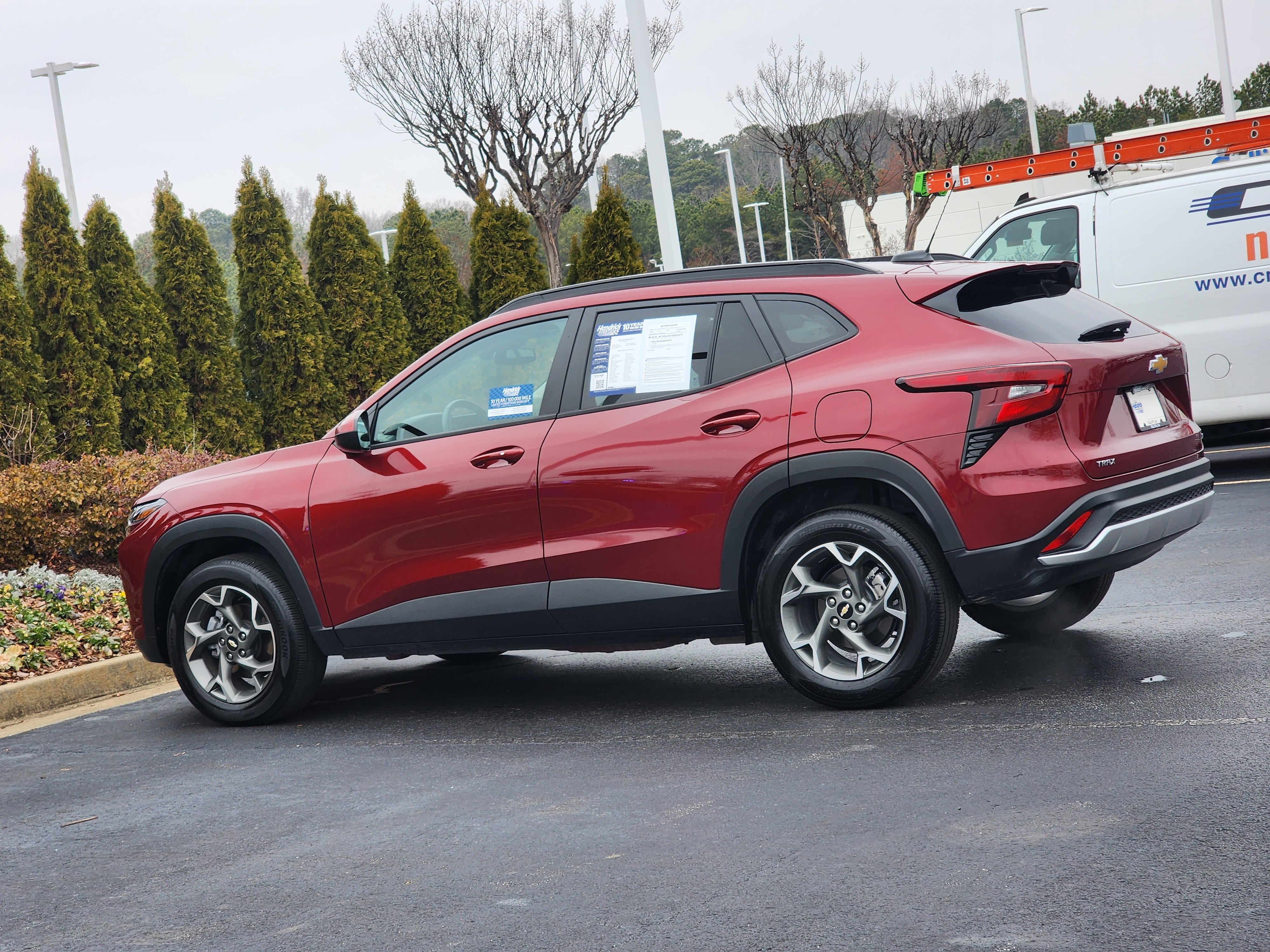 Used 2025 Chevrolet Trax LT w/ LT Convenience Package image 8