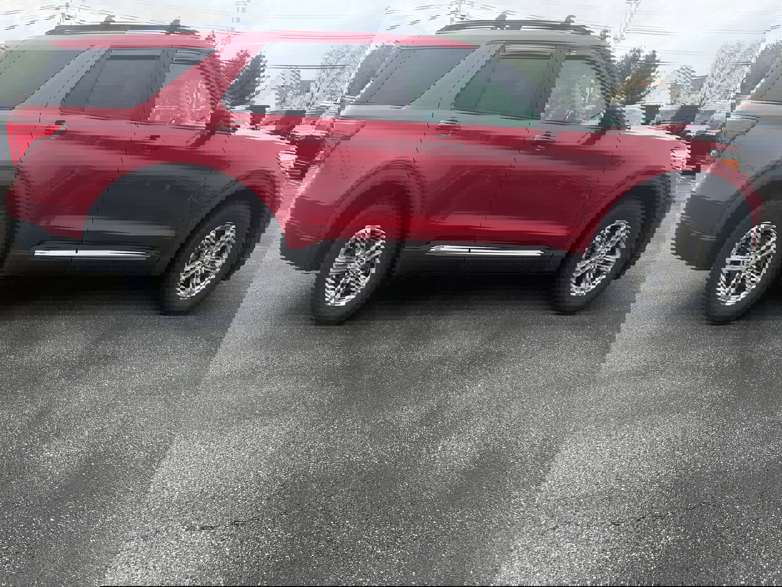 Used 2020 Ford Explorer XLT w/ Comfort Package image 4