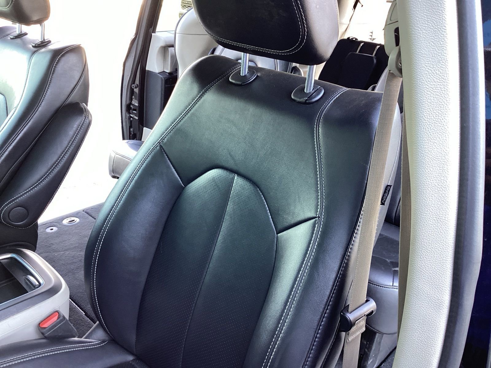 Used 2024 Chrysler Pacifica Touring-L image 11