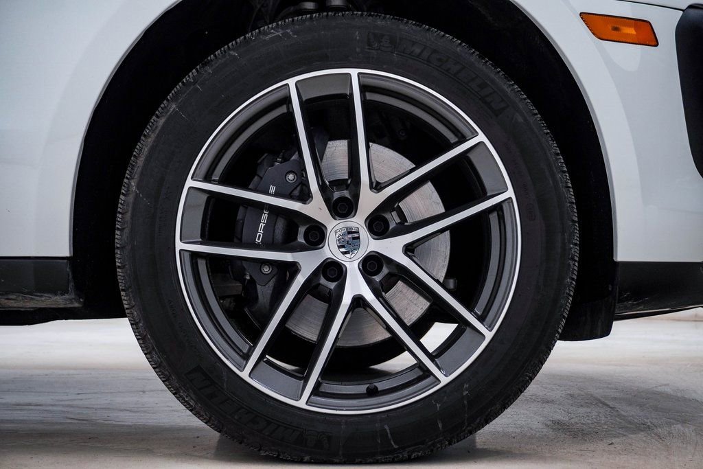 Certified 2025 Porsche Macan image 10