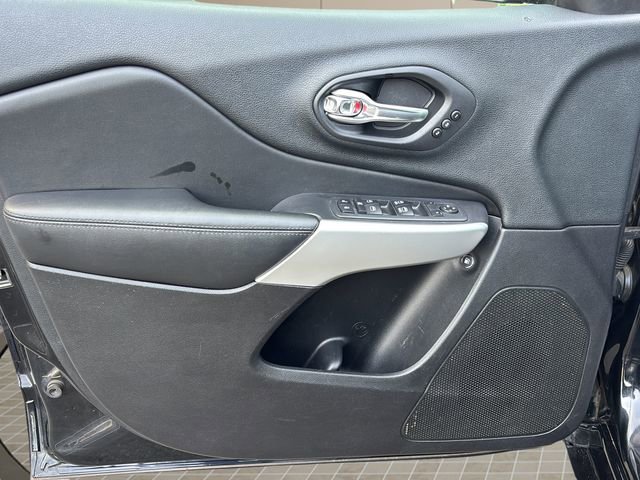 Used 2018 Jeep Cherokee Overland w/ Technology Group image 11