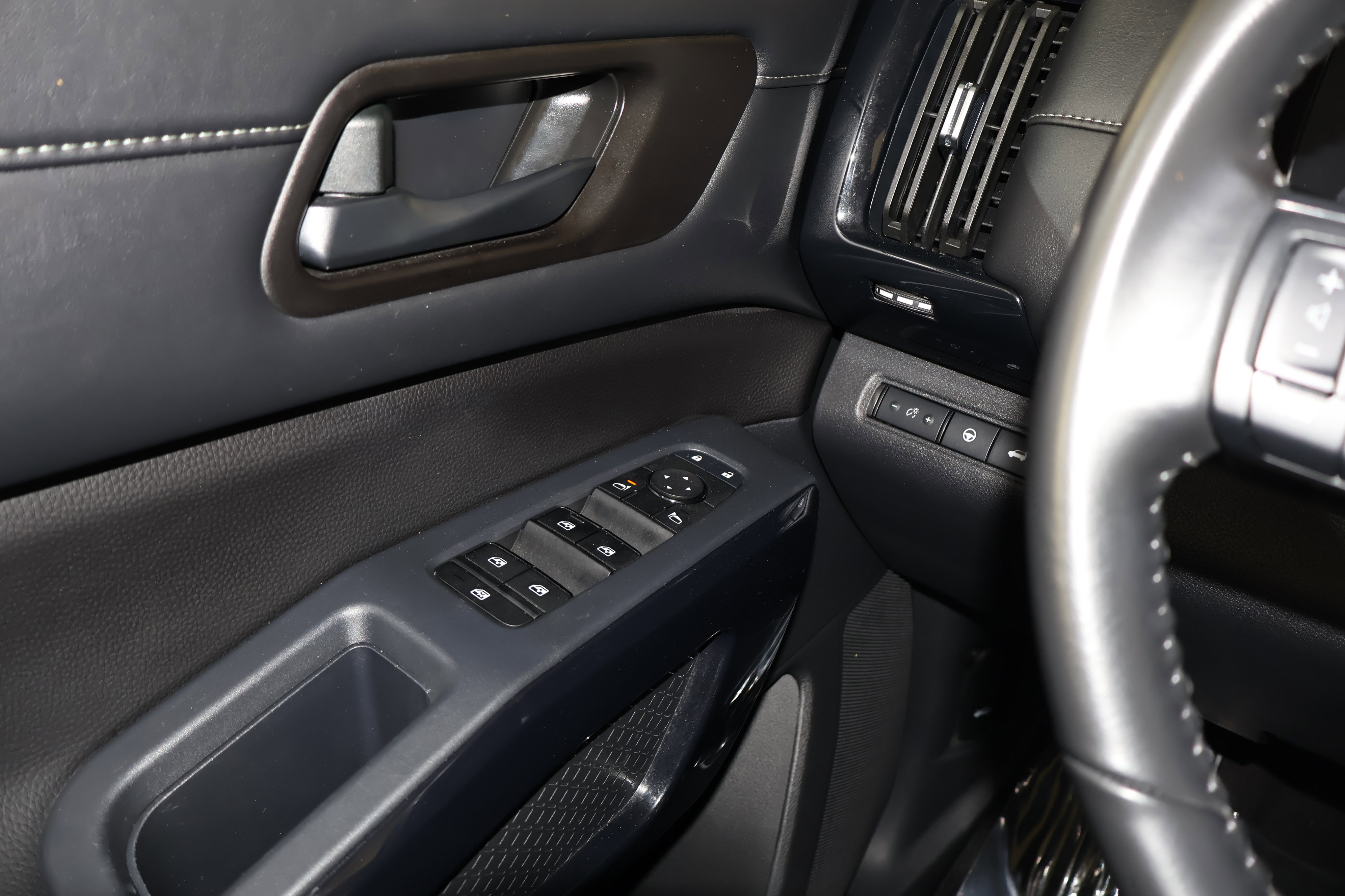 Used 2025 Nissan Pathfinder SV image 34