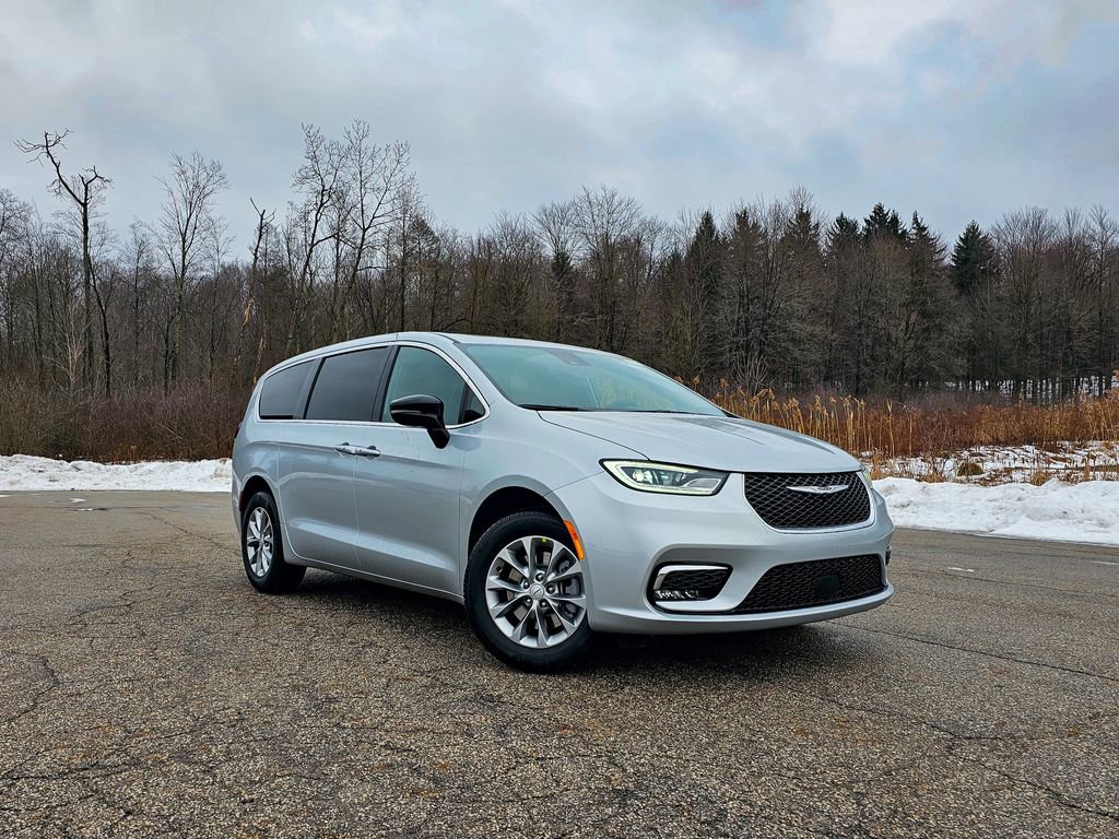 New 2026 Chrysler Pacifica Limited image 3