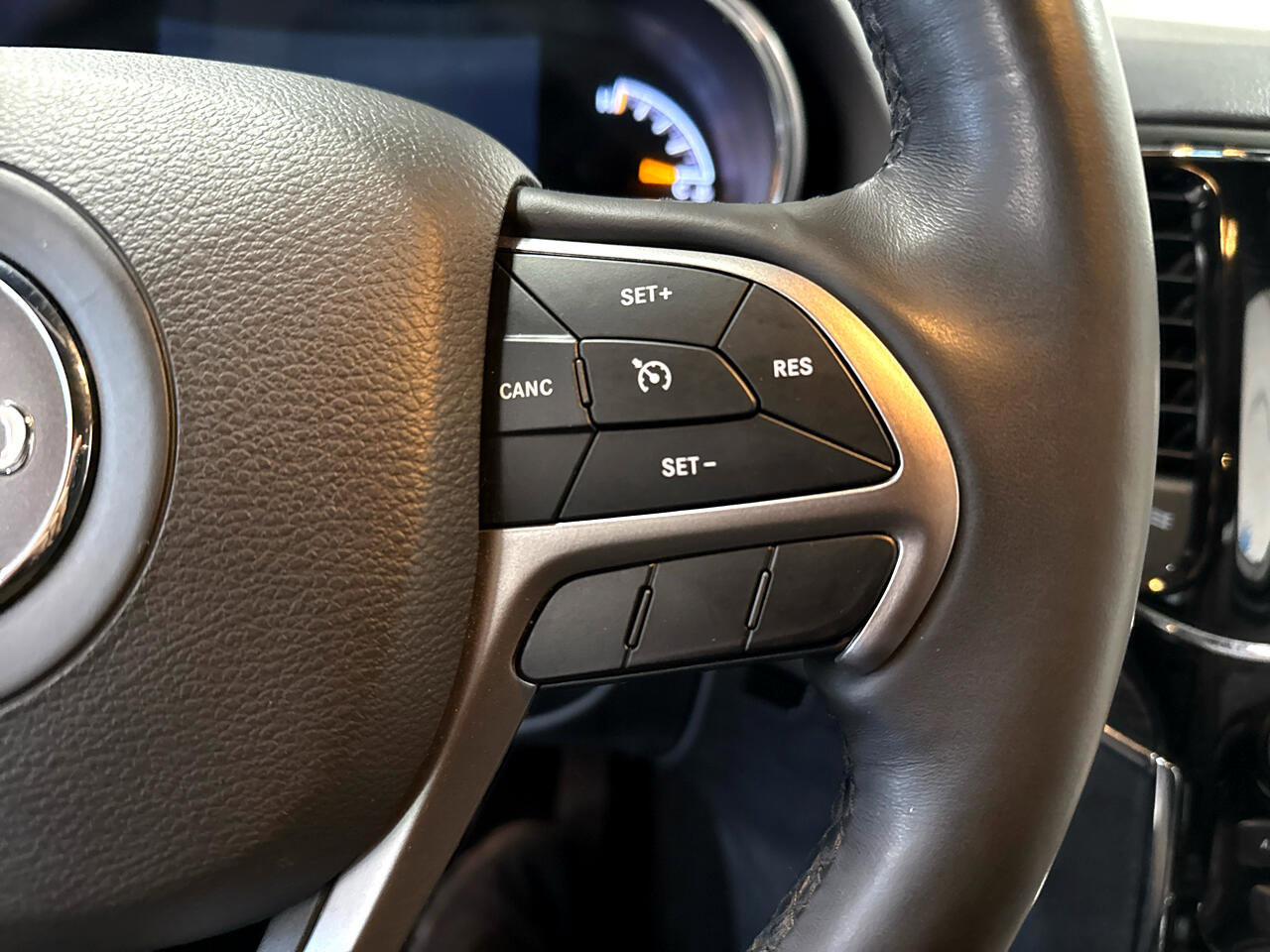 Used 2019 Jeep Grand Cherokee Limited image 14