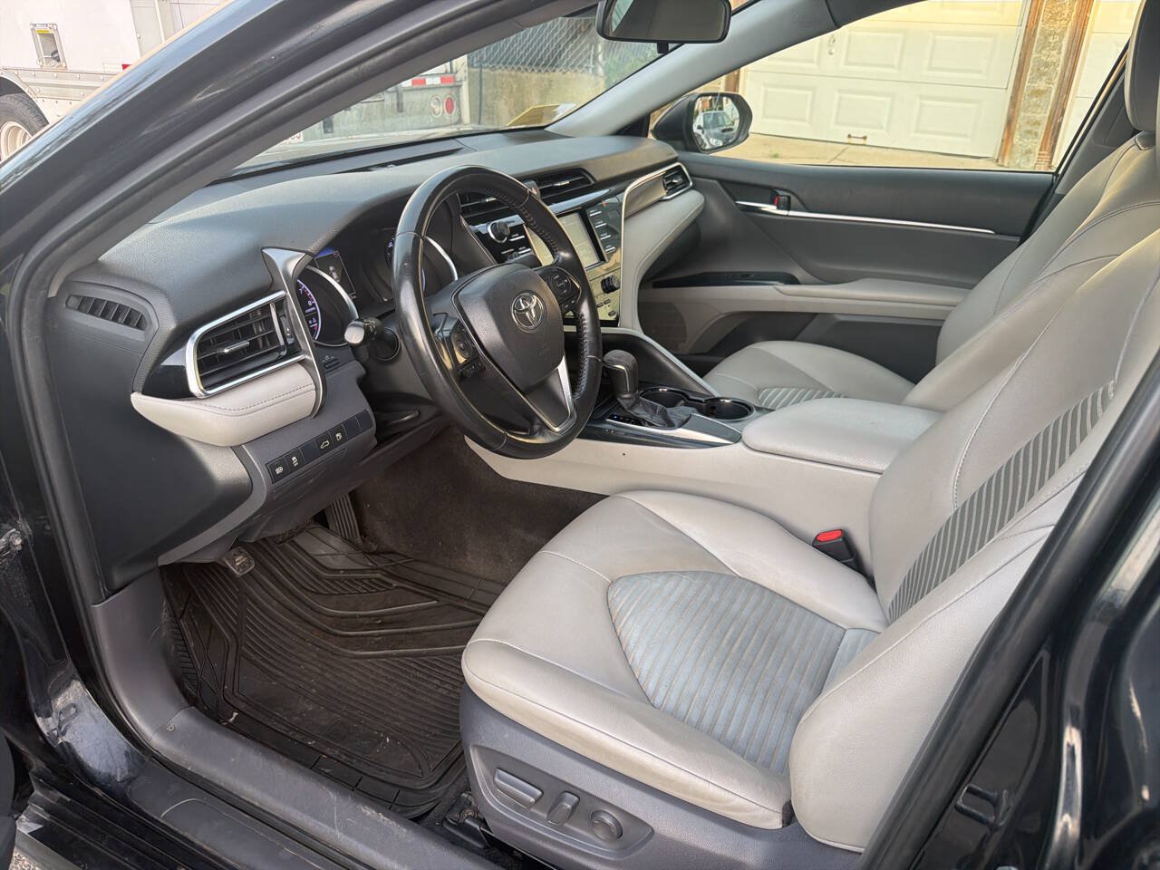 Used 2018 Toyota Camry SE FWD image 10