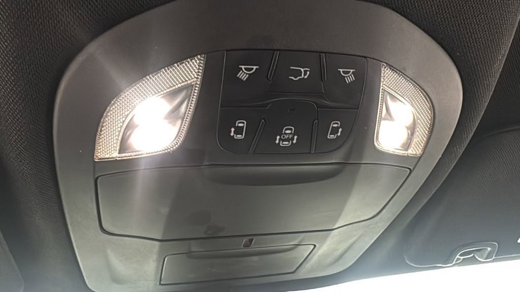 Used 2025 Chrysler Pacifica Select image 33