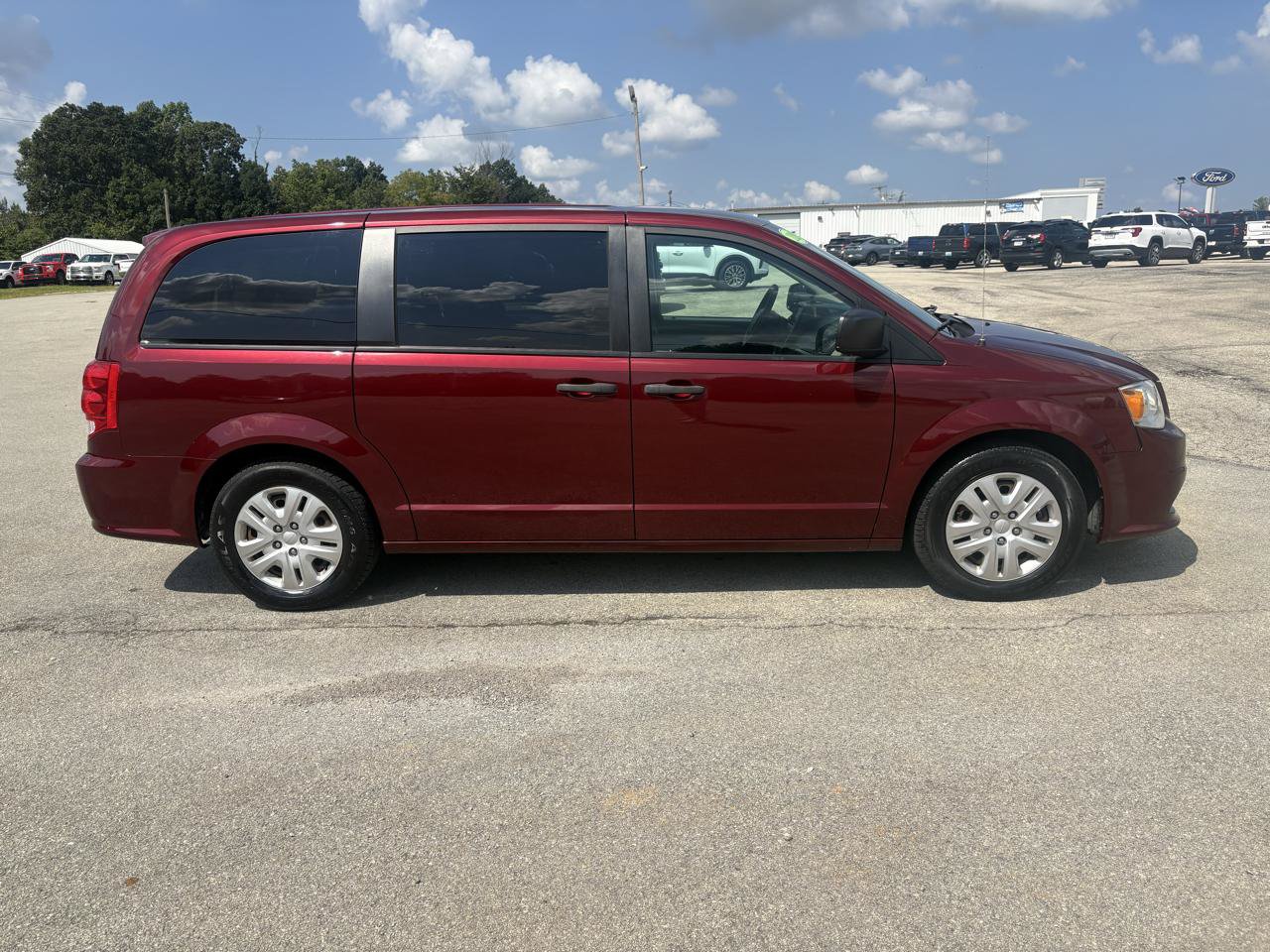 Used 2020 Dodge Grand Caravan SE FWD image 2