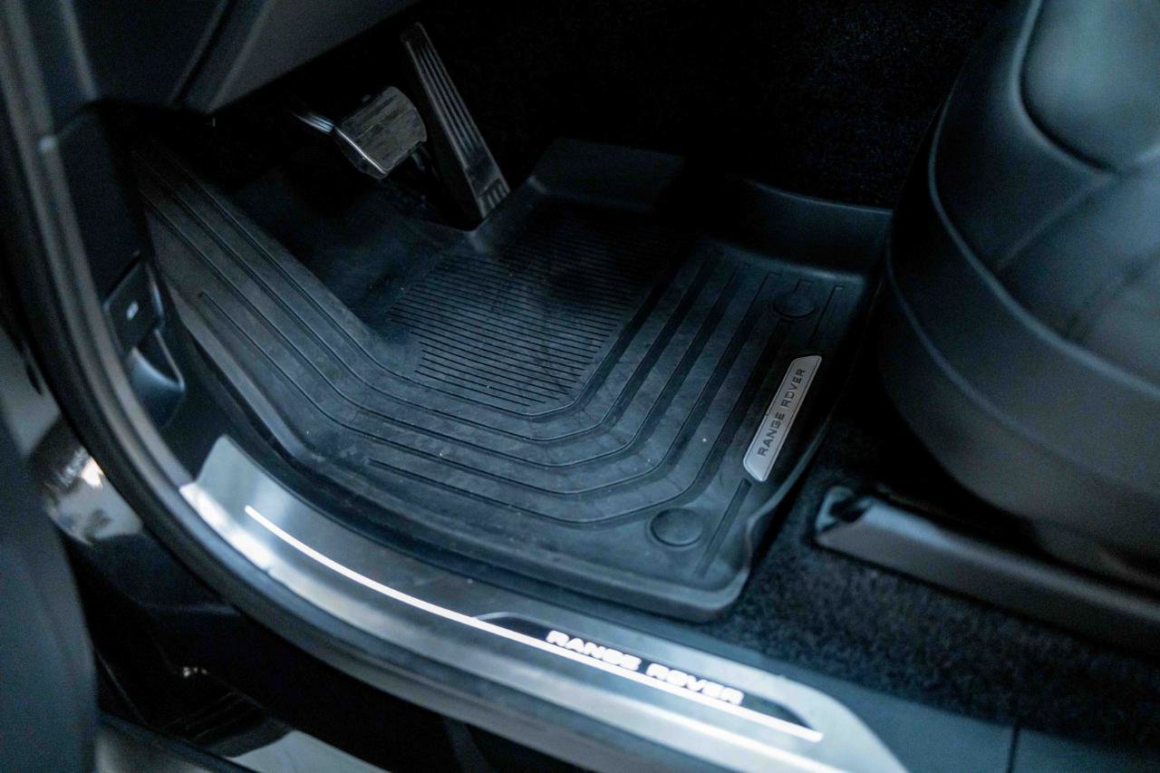 Used 2025 Land Rover Range Rover SE image 41