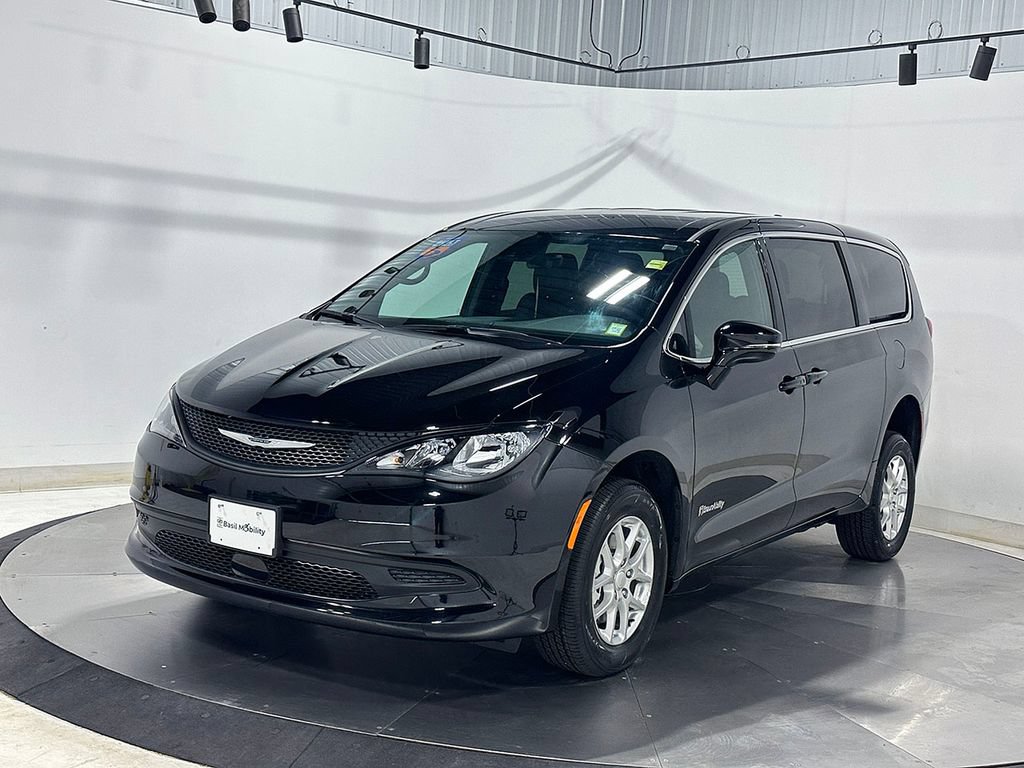 Used 2027 Chrysler Pacifica LX FWD image 2