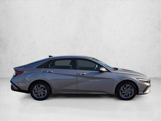 Used 2024 Hyundai Elantra SEL FWD image 4
