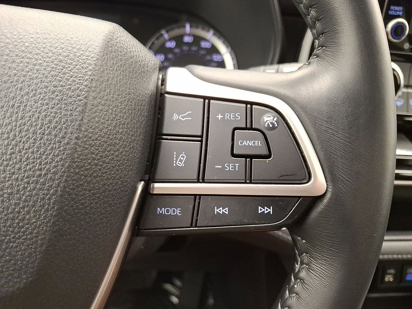 Used 2022 Toyota Highlander LE AWD/4WD image 18