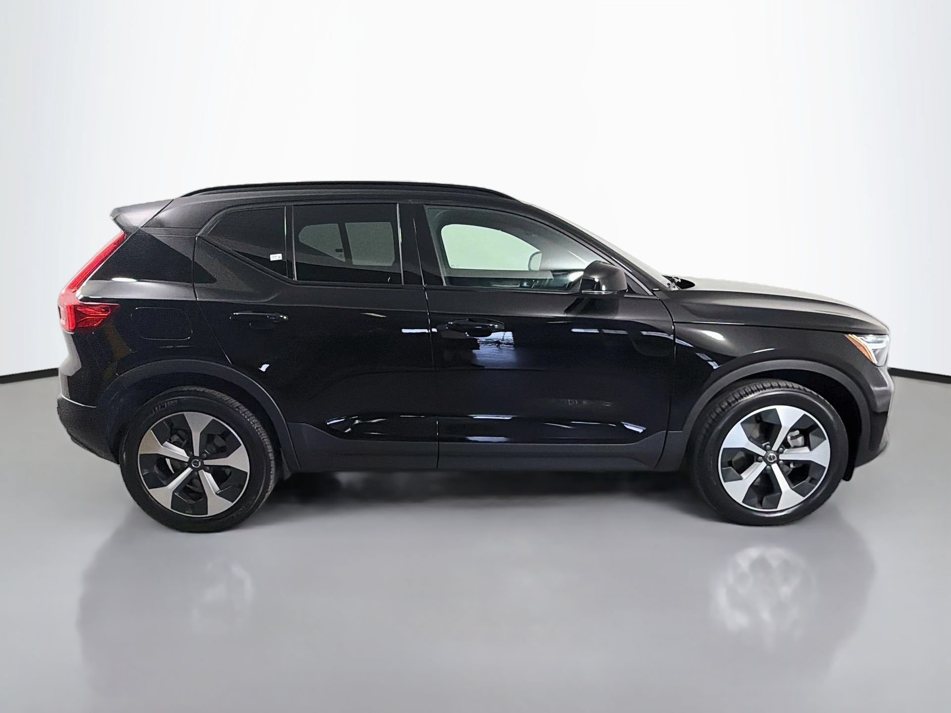 Certified 2023 Volvo XC40 B5 Ultimate w/ Protection Package Premier AWD/4WD image 5