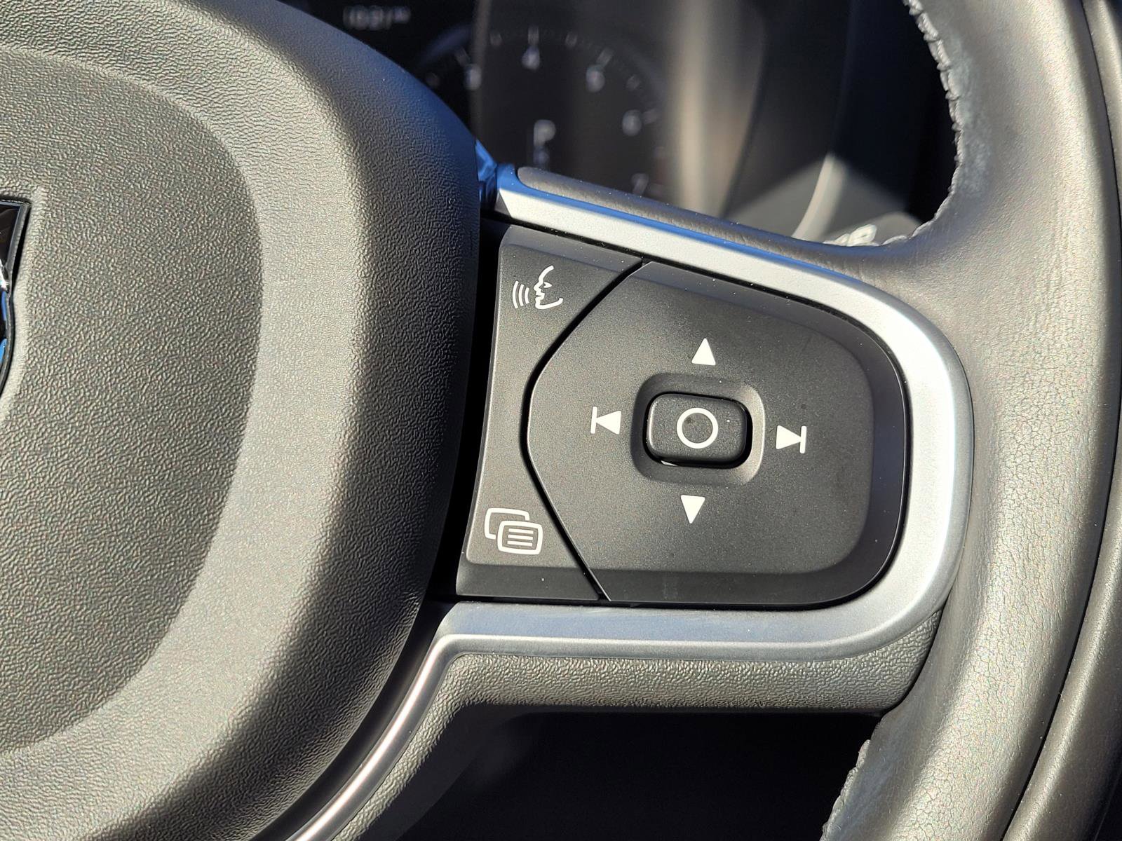 Used 2021 Volvo XC60 T6 Momentum w/ Premium Package image 8