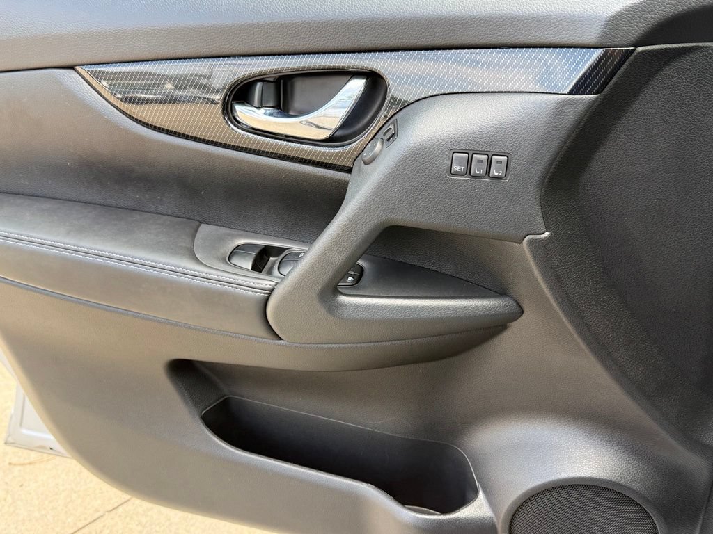 Used 2017 Nissan Rogue SL w/ SL Premium Package AWD/4WD image 26