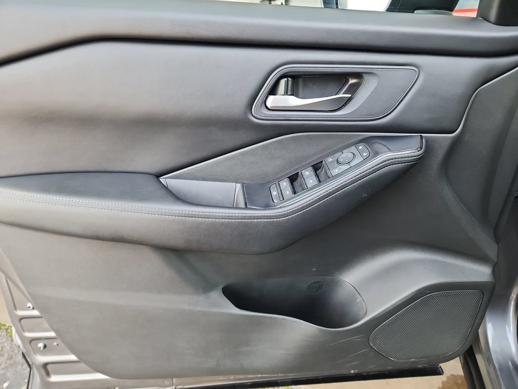 Used 2024 Nissan Rogue SV FWD image 13