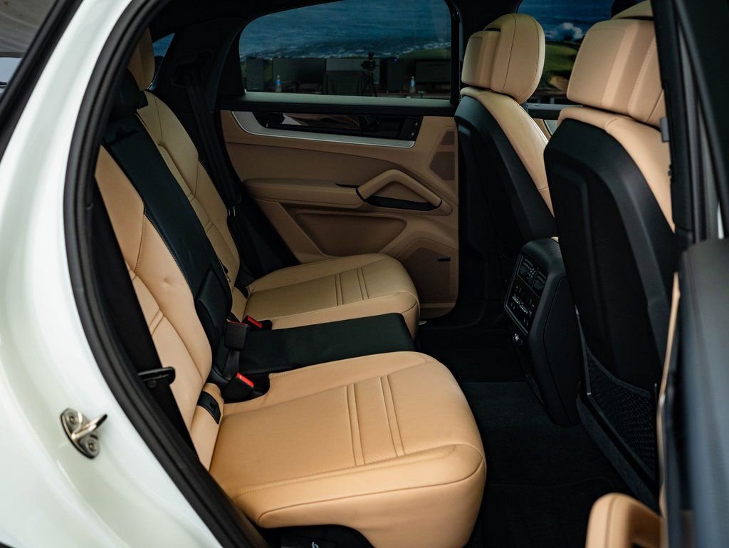 Certified 2024 Porsche Cayenne Coupe AWD/4WD image 38