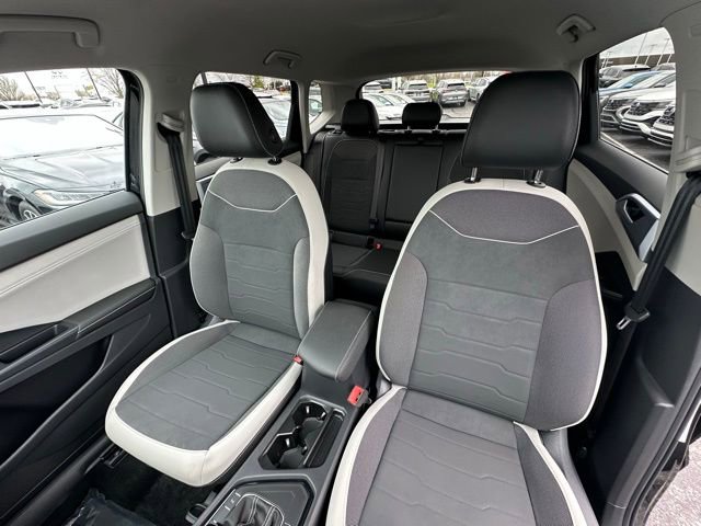 Used 2025 Volkswagen Taos SE image 28